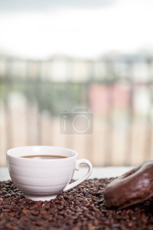 Téléchargez les photos : Coffee cup, donut and coffee beans on window - en image libre de droit