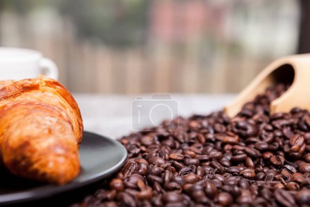 Foto de Granos de café, rosquilla dulce y una taza de café en la foto de cerca - Imagen libre de derechos