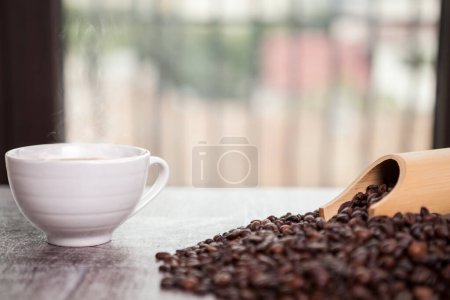Foto de Granos de café, rosquilla y una taza de café en la foto de cerca - Imagen libre de derechos