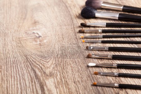 Téléchargez les photos : Pinceaux de maquillage professionnels sur fond bois. Industrie de beauté - en image libre de droit