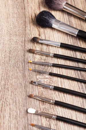 Téléchargez les photos : Professional make-up brushes on wooden background. Beauty industry - en image libre de droit