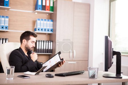 Téléchargez les photos : Portrait d'un homme d'affaires travaillant dans son bureau. Homme d'affaires dans un environnement professionnel - en image libre de droit