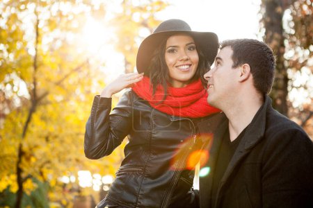 Téléchargez les photos : Beau couple gourmand dans le parc d'automne avoir du bon temps - en image libre de droit