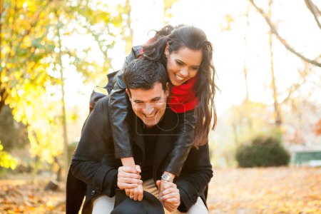 Téléchargez les photos : Amazing funny young couple in autumn park having fun - en image libre de droit