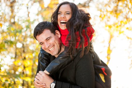 Téléchargez les photos : Amazing funny young couple in autumn park having fun - en image libre de droit