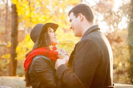 Téléchargez les photos : Beautiful gourgeous caucasian couple in autumn park - en image libre de droit