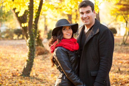 Téléchargez les photos : Happy in lov Beautiful gourgeous couple in autumn park - en image libre de droit