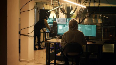 Téléchargez les photos : Law enforcement stopping hackers to do illegal activity, police operation with lights maintaining online web safety. Team of cyber criminals running away, not getting caught at night. - en image libre de droit