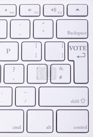 Foto de Palabra VOTE escrita en teclado de aluminio de gama alta. Elecciones en línea - Imagen libre de derechos