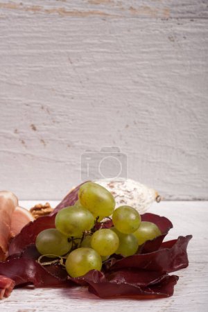 Foto de Antipasto aperitivo sobre fondo de madera blanca. Almuerzo saludable - Imagen libre de derechos