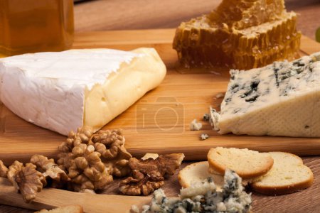 Téléchargez les photos : Crackers, fromage blanc et miel sur fond bois en studio photo - en image libre de droit