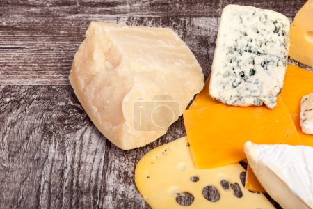 Téléchargez les photos : Différents types de fromage, de miel et de raisin sur fond en bois en studio photo - en image libre de droit