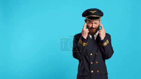 Téléchargez les photos : Hopeful airplane pilot posing with fingers crossed to fulfill wish, preparing for commercial flight work. Cabin captain praying for luck and fortune, acting wishful and having beliefs. - en image libre de droit