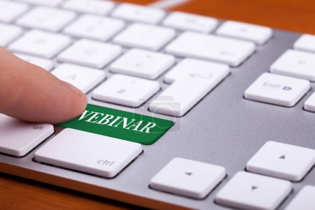 Téléchargez les photos : Bouton vert sur le clavier avec mot webinaire dessus. Doigt appuyant sur le bouton - en image libre de droit