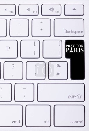 Téléchargez les photos : Bouton noir sur le clavier avec prier pour paris signe sur elle. Soutien international aux victimes d'attentats terroristes à Paris - en image libre de droit
