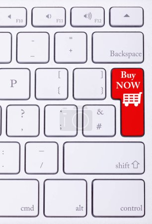 Téléchargez les photos : Bouton rouge sur le clavier avec acheter maintenant des mots sur elle et un panier. Commerce électronique et ventes en ligne - en image libre de droit