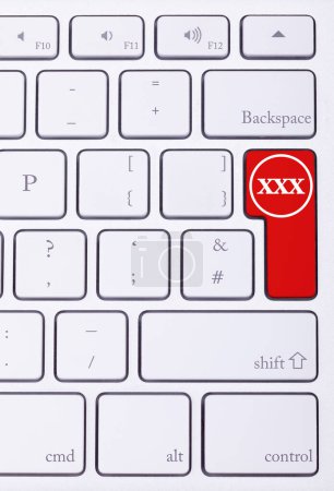 Téléchargez les photos : Xxx contenu écrit sur le clavier en rouge. XXX services et films. Contenu pour adultes - en image libre de droit