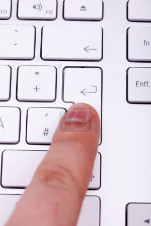 Téléchargez les photos : Doigt appuyant sur la touche clavier en gros plan - en image libre de droit