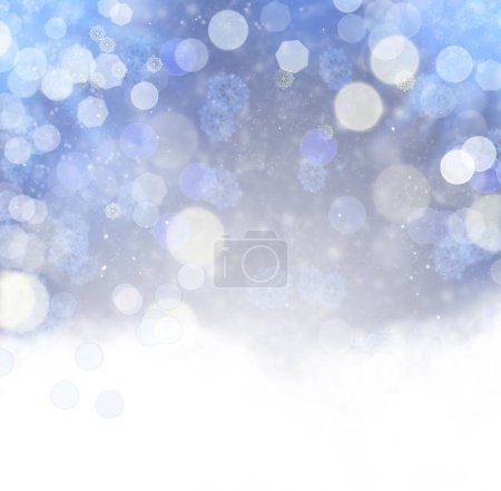 Téléchargez les photos : Fond de Noël abstrait avec flocons de neige. Elégant bokeh. Fond flou de vacances avec flocons de neige et neige - en image libre de droit