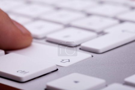 Téléchargez les photos : Doigt appuyant sur la touche clavier en gros plan - en image libre de droit