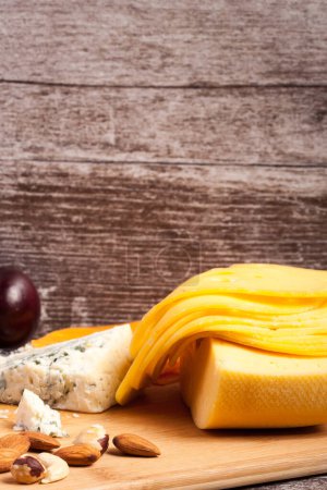 Téléchargez les photos : Apéritif gastronomique au fromage sur fond de bois. Collation épicerie fine - en image libre de droit
