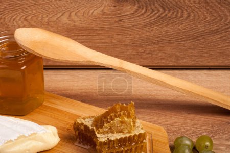 Téléchargez les photos : Fromage blanc, miel et craquelins sur fond bois en studio photo - en image libre de droit