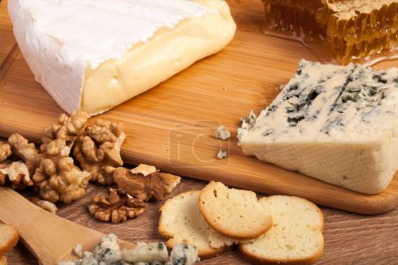 Foto de Galletas saladas, queso blanco y miel sobre fondo de madera en foto de estudio - Imagen libre de derechos