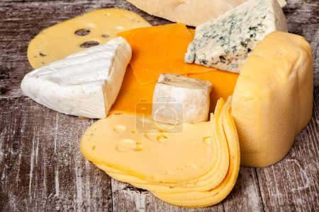 Téléchargez les photos : Une nourriture saine. Différent type de fromage sur fond de bois blanc
. - en image libre de droit