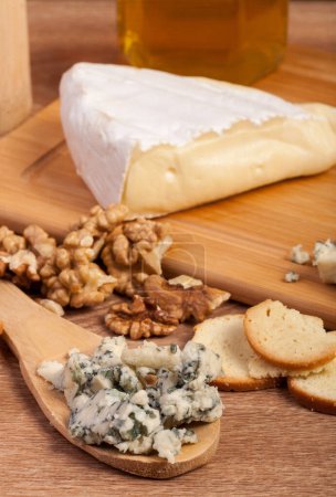 Téléchargez les photos : Dor bleu et blanc fromage aux noix et miel sur fond bois vintage en studio photo - en image libre de droit