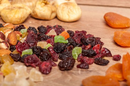 Foto de Frutas secas y frutos secos sobre fondo de madera. Alimento saludable - Imagen libre de derechos