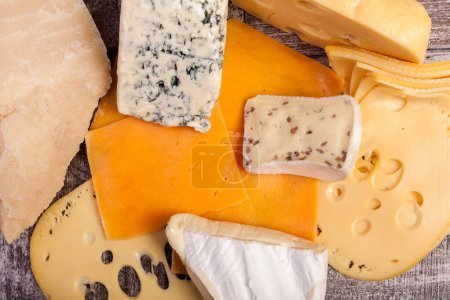 Téléchargez les photos : Sur le dessus et fermer l'image de différents types de fromage fond en bois
. - en image libre de droit