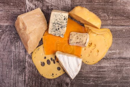 Téléchargez les photos : Différents types de fromage, de miel et de raisin sur fond en bois en studio photo - en image libre de droit