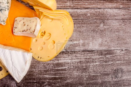 Téléchargez les photos : Différents types de fromage et de noix sur fond en bois en gros plan photo. Espace de copie disponible - en image libre de droit