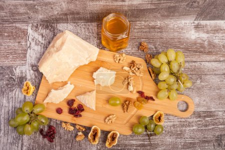 Téléchargez les photos : Assiette avec fromage sur fond en bois sur photo studio - en image libre de droit