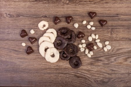 Téléchargez les photos : Chocolat biologique sur fond en bois en studio photo - en image libre de droit