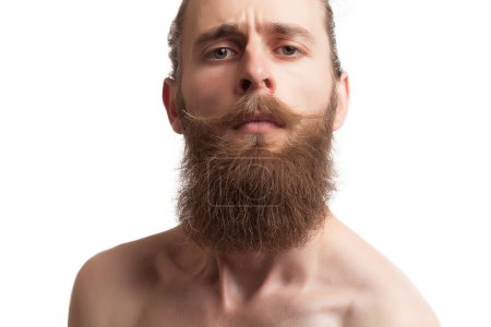Téléchargez les photos : Hipster tatoué barbu sur fond blanc en photo studio - en image libre de droit