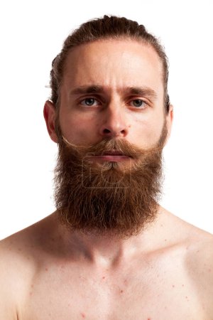 Téléchargez les photos : Cool hipster avec longue barbe sur fond blanc en studio photo - en image libre de droit