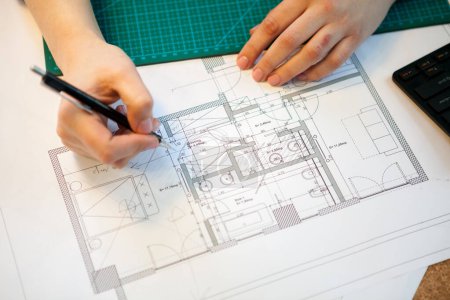 Téléchargez les photos : Architecte travaillant sur des plans sur sa table. Architecture et construction. Palette de couleur - en image libre de droit