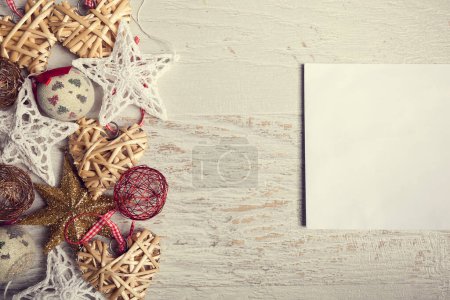 Téléchargez les photos : Ornements pour Noël et lettre pour le Père Noël sur fond en bois - en image libre de droit