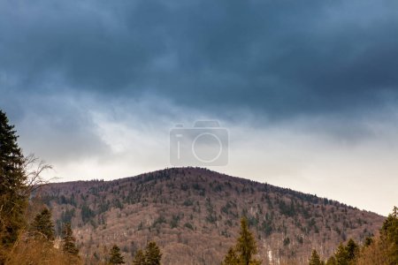 Téléchargez les photos : Beau Paysage de montagnes et de nuages en hiver - en image libre de droit