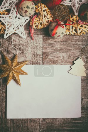 Foto de Carta navideña sobre fondo de madera con adornos de flechas. Adornos de Navidad - Imagen libre de derechos