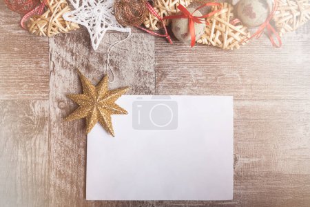 Téléchargez les photos : Lettre de Noël avec des ornements l'entourent. Les lumières fuient. Lettre de Noël au Père Noël - en image libre de droit