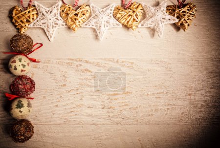 Téléchargez les photos : Carte de Noël vintage avec ornements et jouets. Décorations de Noël en tonalité vintage - en image libre de droit