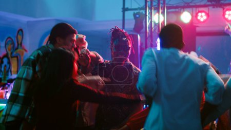 Foto de Diversas personas bailando vals en el club nocturno, asistiendo a una fiesta genial con amigos en la discoteca. Parejas jóvenes bailando en parejas sobre música romántica, mostrando movimientos lentos de baile en la pista de baile. Trípode tiro. - Imagen libre de derechos