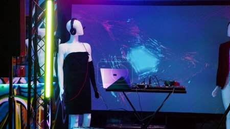 Téléchargez les photos : Table de mixage DJ à la discothèque funky utilisée pour le divertissement et la fête moderne, les lumières disco et le son. piste de danse vide et bar avec équipement audio pour la performance musicale en direct, la vie nocturne. - en image libre de droit