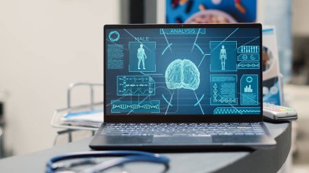 Leere Rezeption mit Gehirn auf einem Bildschirm, der die Erkrankung des neuronalen Systems auf dem Laptop an der Rezeption des Krankenhauses zeigt. Neurowissenschaften und tomographische Diagnostik in klinischen Einrichtungen. Nahaufnahme.