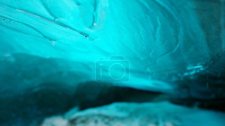 Téléchargez les photos : Blocs de glace bleu glacier Vatnajokull à l'intérieur crevasse en iceland, beaux paysages polaires avec des roches gelées glacées. iceberg transparent dans le sentier de la grotte de glace avec givre couvert neige hivernale. Coup de main. - en image libre de droit