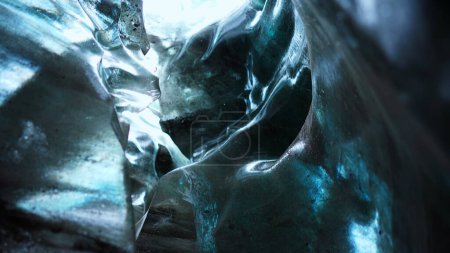 Foto de Rocas de hielo dentro de vatnajokull grieta en iceland, bloques de agua congelada con estructura helada en masa glaciar. Icebergs azules brillantes y cuevas de hielo con puntos de referencia icelándicos, textura agrietada. Disparo de mano. - Imagen libre de derechos
