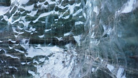 Foto de Cuevas de hielo polar en el glaciar vatnajokull en iceland con heladas cubiertas, hermoso glaciar transparente con rocas heladas agrietadas. Cuevas de hielo en el paisaje ártico, paisaje icelandés con iceberg. Disparo de mano - Imagen libre de derechos