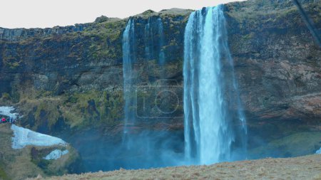 Téléchargez les photos : Cascade Seljalandsfoss à Reykjavik vers mars 2023 avec paysages et paysages glaciaires. Ruisseau d'eau tombant de la falaise dans la péninsule, scandinave cascade coulant des collines. Coup de main. - en image libre de droit